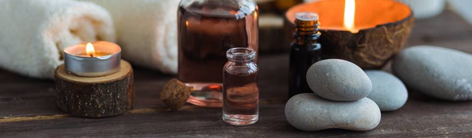 Terapeuta realizando masaje en sala de spa