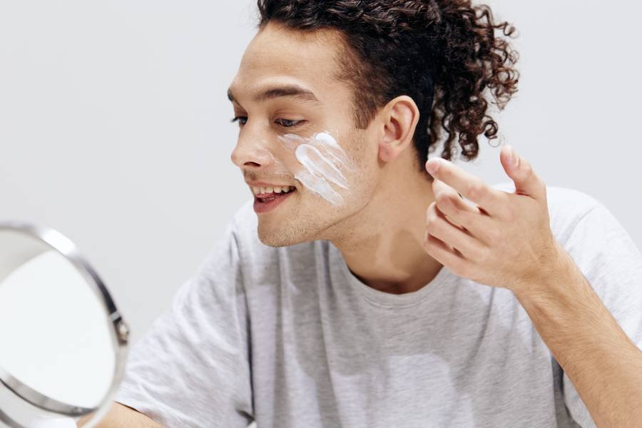 Productos de cuidado masculino sobre superficie de madera